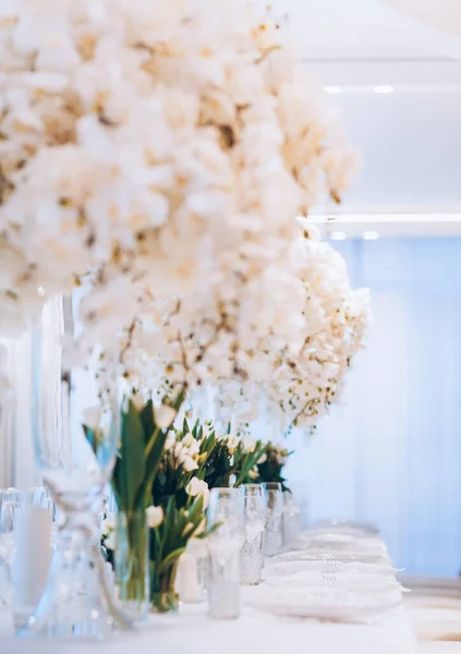 Belle Table Mariage Avec Des Fleurs Blanches — Photo