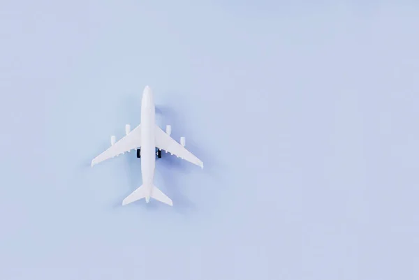 Modelo Brinquedo Avião Isolado Fundo Azul Fundo Conceito Viagem — Fotografia de Stock