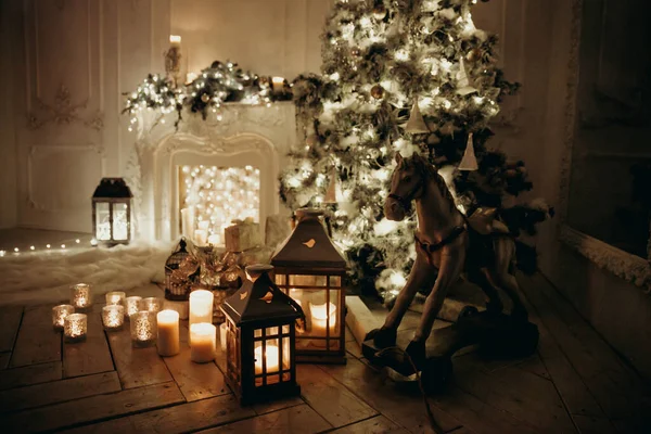 Noel Ağacı Çelenk Şömine Fener Sallanan Yeni Yıl Hediyeleriyle Dekore — Stok fotoğraf