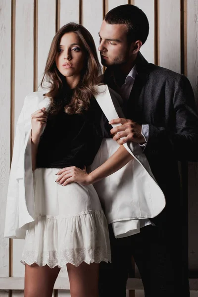 Tahta duvarda güzel, çekici genç bir çift.