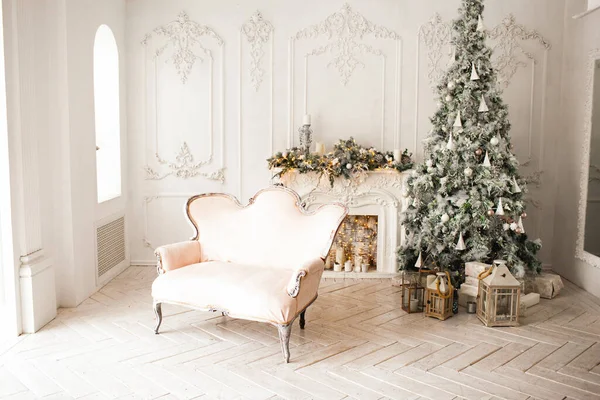 暖炉とソファ付きクリスマスツリーの装飾 — ストック写真