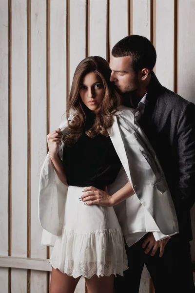 Tahta duvarda seksi ve tutkulu bir çift.