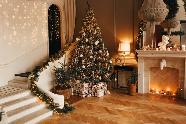 Lüks konforlu ve sıcak Noel odası iç tasarımı, ışıklarla süslenmiş Xmas ağacı hediyeler, mumlar, lambalar, çelenkler, aydınlatma şöminesi, tatil salonu..
