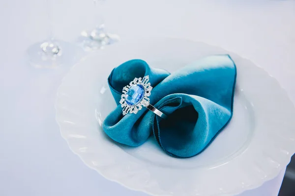 Сервировка Свадебного Стола Голубыми Салфетками Кристаллами — стоковое фото