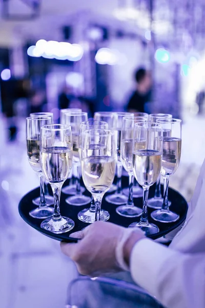 Etkinlikte Garsonlar Konuklarla Birlikte Siyah Bir Tepside Şampanya Bardaklarını Muhafaza — Stok fotoğraf