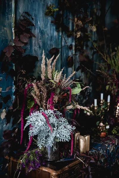 Decoración Oscura Con Flores Secas Jarrones Lámparas Araña Telas Texturizadas — Foto de Stock