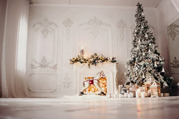 Clásico Interior Una Habitación Blanca Con Árbol Navidad Con Guirnalda — Foto de Stock