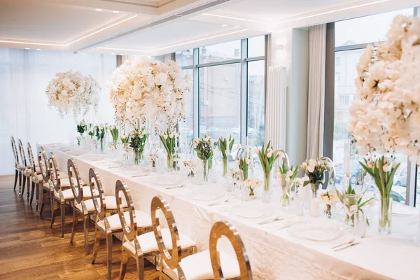 Intérieur Avec Belle Table Mariage Avec Des Fleurs Blanches — Photo