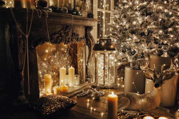 Ciepły Przytulny Wieczór Świątecznym Wystroju Wnętrz Choinka Ozdobiona Światłami Prezentuje — Zdjęcie stockowe