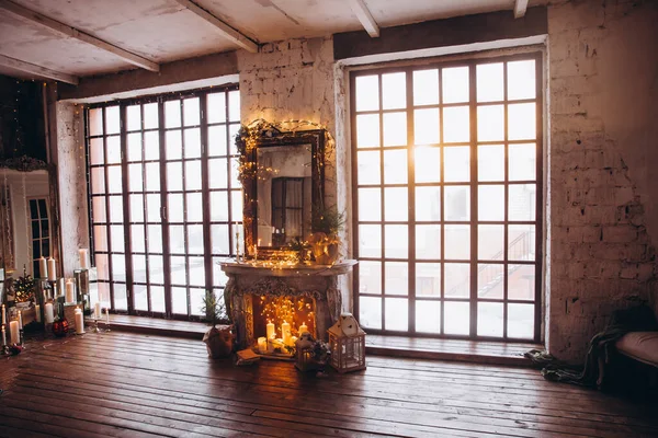 Lüks Noel odası iç tasarımı altın, ışıklarla süslenmiş Xmas ağacı hediyeler, mumlar, fenerler, çelenk şöminesi, tatil oturma odası. Yeni yıl tatili