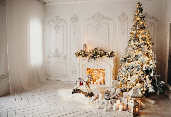 Interior Clássico Quarto Branco Com Árvore Natal Com Grinalda Lareira — Fotografia de Stock