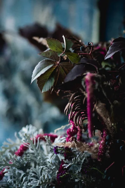 Decoración Oscura Con Flores Secas Jarrones Lámparas Araña Telas Texturizadas — Foto de Stock