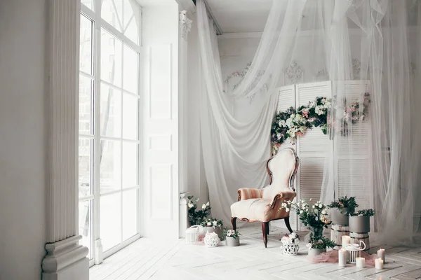 Vintage Roze Stoel Romantisch Ingerichte Witte Kamer Met Versierd Scherm — Stockfoto