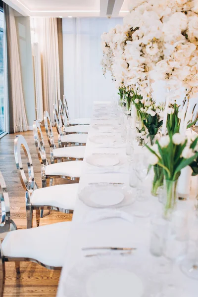 Intérieur Avec Belle Table Mariage Avec Des Fleurs Blanches — Photo