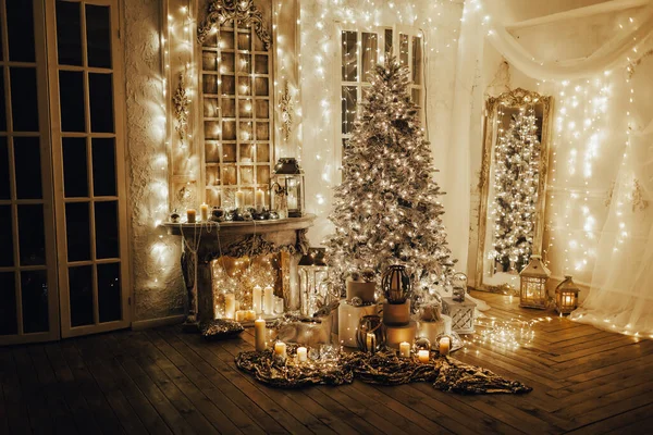 Warmer Und Gemütlicher Abend Weihnachtlichen Interieur Weihnachtsbaum Geschmückt Mit Lichtern — Stockfoto