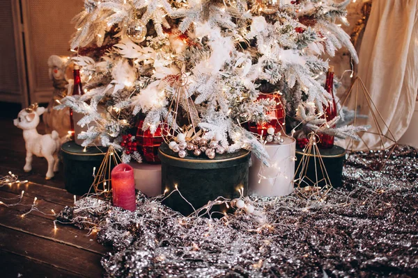 Krásný Vánoční Strom Dárky Přes Zeď Textury Pozadí — Stock fotografie