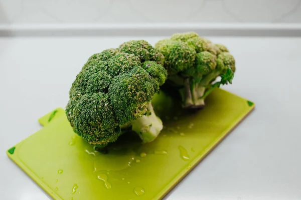 Brócolis Verde Fresco Uma Placa Corte Nutrição Saudável Fundo Conceito — Fotografia de Stock
