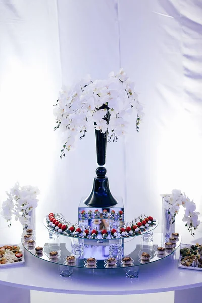 Lyxigt Utsökt Bröllop Cateringbord Serveras Med Glasögon Med Sallader Snacks — Stockfoto