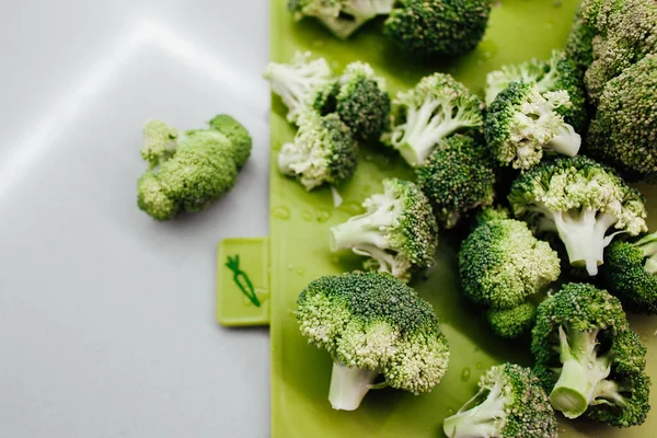 Broccoli Freschi Tagliere Verde Vista Vicino — Foto Stock