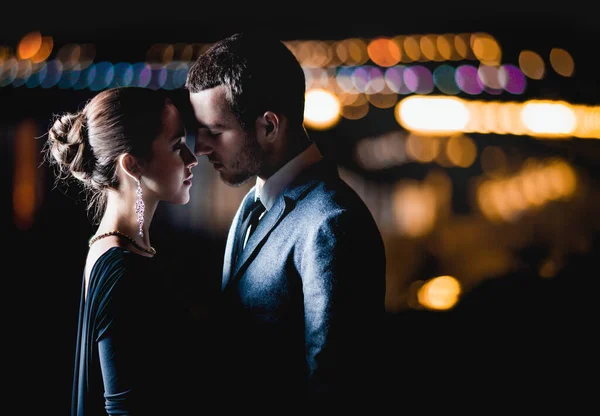 Casal Atraente Roupa Elegante Abraçando Fora Noite — Fotografia de Stock