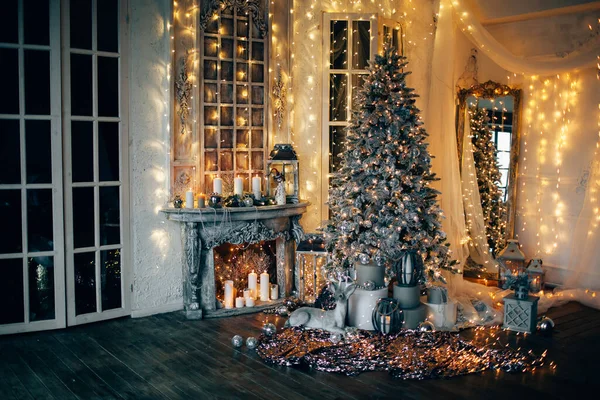 Warme Gezellige Avond Kerstkamer Interieur Ontwerp Kerstboom Versierd Met Verlichting — Stockfoto