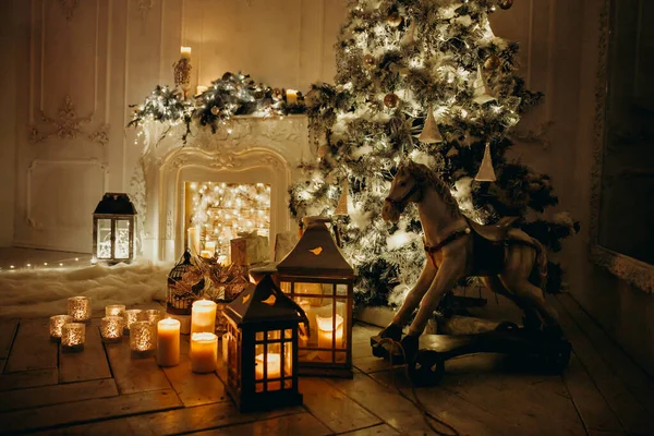 Schöne Gemütliche Raumgestaltung Mit Weihnachtsbaum Girlanden Kamin Laternen Schaukelpferd Geschenke — Stockfoto