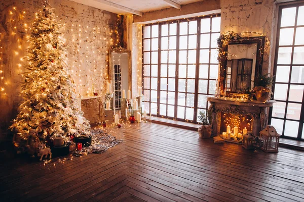 Luxus Weihnachtszimmer Innenarchitektur Golden Weihnachtsbaum Geschmückt Mit Lichtern Geschenke Kerzen — Stockfoto