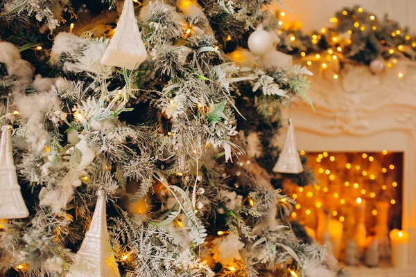 Detailní Fotografie Klasické Vánoční Stromeček Hračky Vánočním Stromečku Zdobené Zlaté — Stock fotografie
