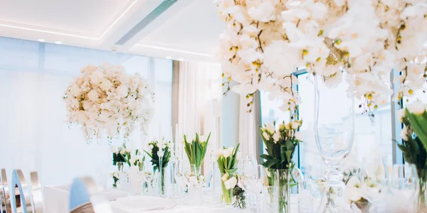 Belle Table Mariage Avec Des Fleurs Blanches — Photo
