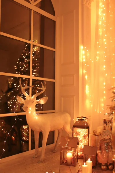 Hermosa Habitación Año Nuevo Decorada Con Luz Navidad Velas —  Fotos de Stock