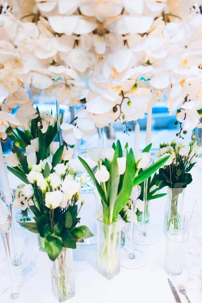 Intérieur Avec Belle Table Mariage Avec Des Fleurs Blanches — Photo