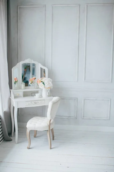 Piękne Białe Wnętrze Klasyczny Pokój Drewnianą Podłogą Lekkie Ściany Listwami — Zdjęcie stockowe