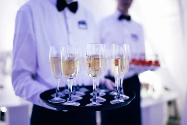 Etkinlikte Garsonlar Konuklarla Birlikte Siyah Bir Tepside Şampanya Bardaklarını Muhafaza — Stok fotoğraf