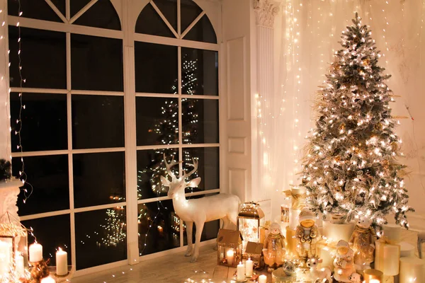 Teplý Útulný Večer Vánočním Interiérovém Designu Vánoční Stromeček Zdobený Světly — Stock fotografie