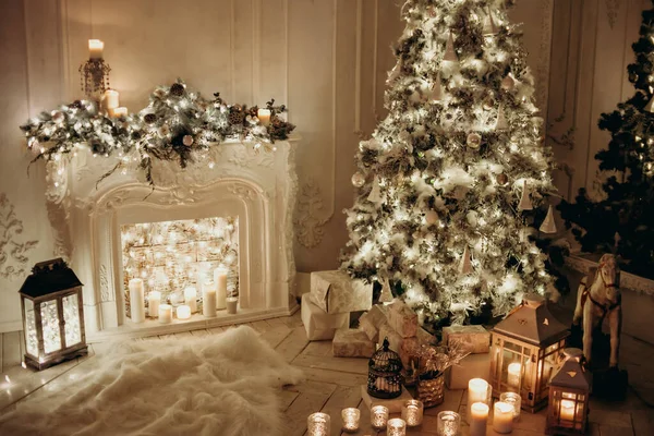 漂亮舒适的室内设计 装饰有圣诞树 摇曳的马 新年礼物 — 图库照片