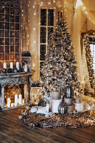 クリスマスルーム インテリアデザイン 照明で飾られたクリスマスツリーで暖かく居心地の良い夜 リビングルーム 新年の魔法 — ストック写真