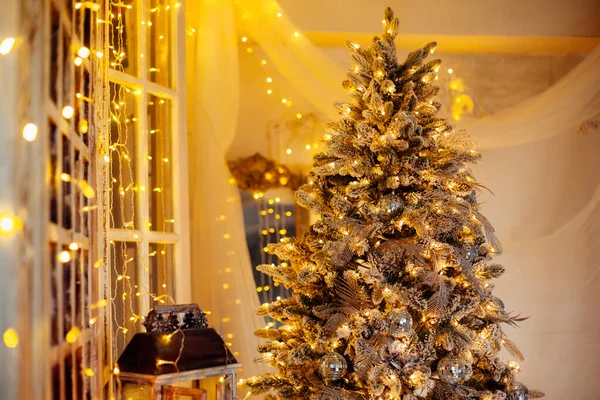 Noche Cálida Acogedora Diseño Interiores Navidad Árbol Navidad Decorado Con — Foto de Stock