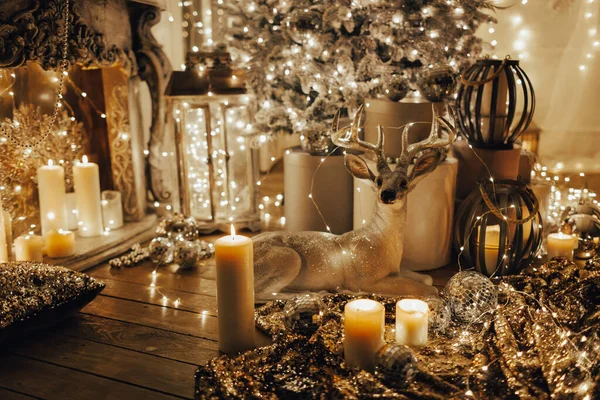 Warmer Und Gemütlicher Abend Weihnachtlichen Interieur Weihnachtsbaum Geschmückt Mit Lichtern — Stockfoto