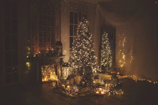 Noche Cálida Acogedora Diseño Interiores Navidad Árbol Navidad Decorado Con — Foto de Stock