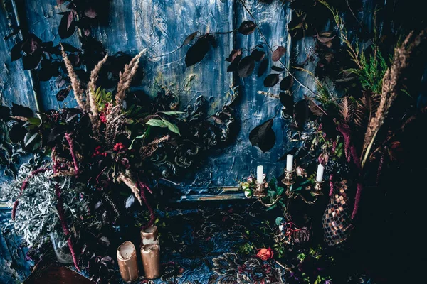 Decoração Escura Com Flores Secas Vasos Lustres Tecidos Texturizados Contra — Fotografia de Stock