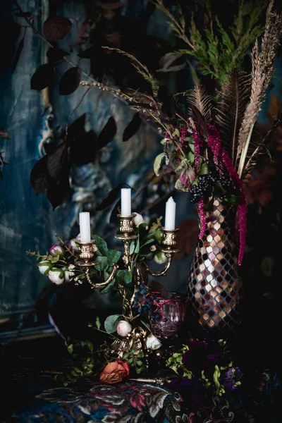 Decoración Oscura Con Flores Secas Jarrones Lámparas Araña Telas Texturizadas — Foto de Stock