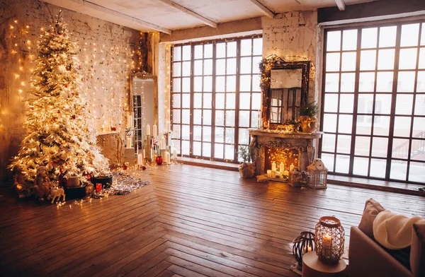 Lüks Noel odası iç tasarımı altın, ışıklarla süslenmiş Xmas ağacı hediyeler, mumlar, fenerler, çelenk şöminesi, tatil oturma odası. Yeni yıl tatili