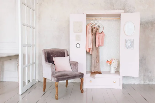 Houten Roze Kledingkast Voor Vrouwen Kleding Open Deuren Decor Spiegel — Stockfoto