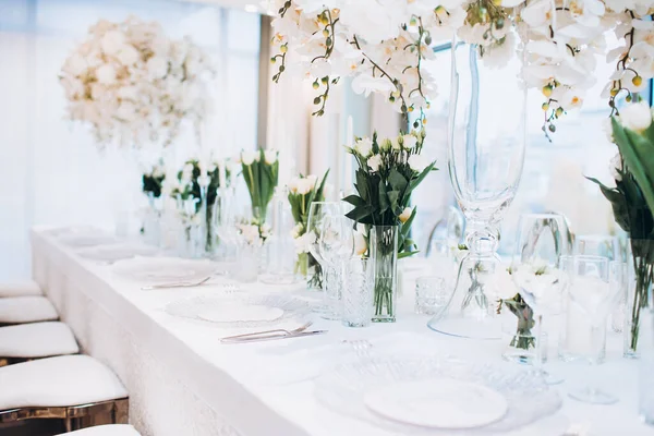 Interieur Mit Wunderschönem Hochzeitstisch Mit Weißen Blumen — Stockfoto