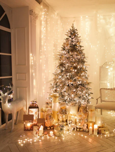 Noche Cálida Acogedora Diseño Interiores Navidad Árbol Navidad Decorado Con — Foto de Stock