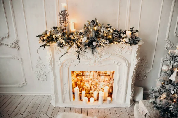 Bright Christmas Fireplace Decorated Lights Candles Toys — Stock Photo, Image