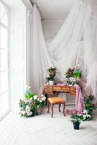 Vintage Decorado Con Flores Primavera Tela Púrpura Verdes Muebles Antiguos — Foto de Stock