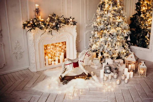 Interior Estiloso Da Sala De Xmas Com árvore De Natal Decorada Com Velas De  Garland. Grande Relógio Branco De Ouro Muitos Presente Foto de Stock -  Imagem de presente, sazonal: 255857234