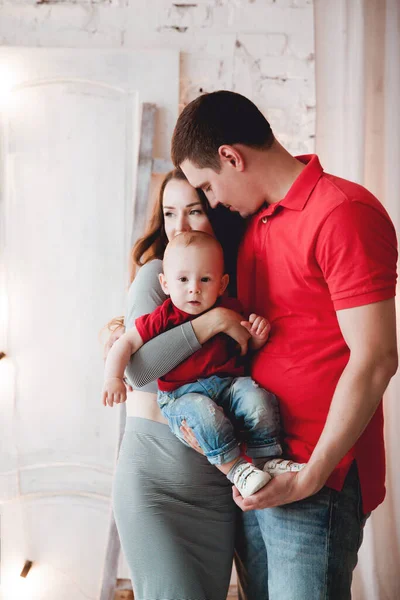 Ouders Vader Moeder Houdt Zijn Handen Een Kleine Zoon Dezelfde — Stockfoto