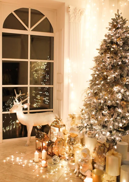 Noche Cálida Acogedora Diseño Interiores Navidad Árbol Navidad Decorado Con — Foto de Stock